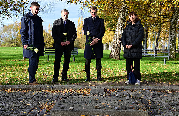 Die HSV-Vorstände Eric Huwer und Stefan Kuntz waren vergangene Woche gemeinsam mit Cornelius Göbel in der KZ-Gedenkstätte Neuengamme zu Gast, deren Mitarbeiterin Paula Scholz über die Gedenkstätte führte.   
