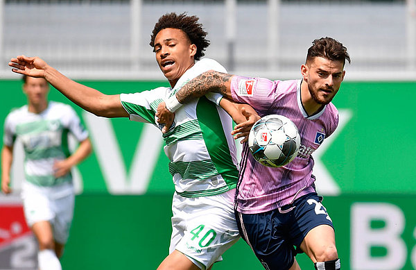 Tim Leibold - hier im Zweikampf mit Jamie Leweling von der SpVgg Greuther Fürth - sieht den HSV fußballerisch auf einem guten Weg, mahnt aber die Konsequenz in der Defensive an. Tim Leibold im Zweikampf mit Jamie Leweling.