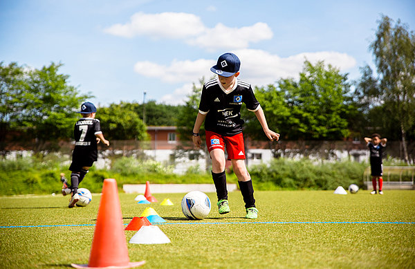 Bei den drei Trainingscamps wurde vor allem das Passspiel, der Torschuss und die Koordination trainiert. Bei den drei Trainingscamps wurde vor allem das Passspiel, der Torschuss und die Koordination trainiert.