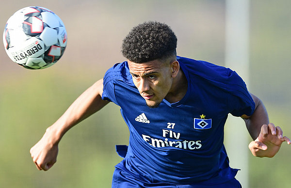 Ziel Einsatzzeiten: Der gebürtige Hamburger möchte seine Chance im Trainingslager nutzen. Josha Vagnoman köpft einen Ball.
