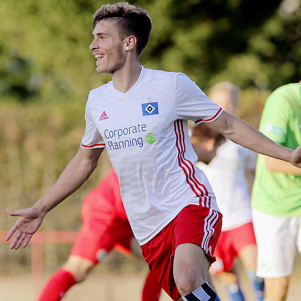 Christian Stark von der U19 bejubelt seinen Führungstreffer in Cottbus.