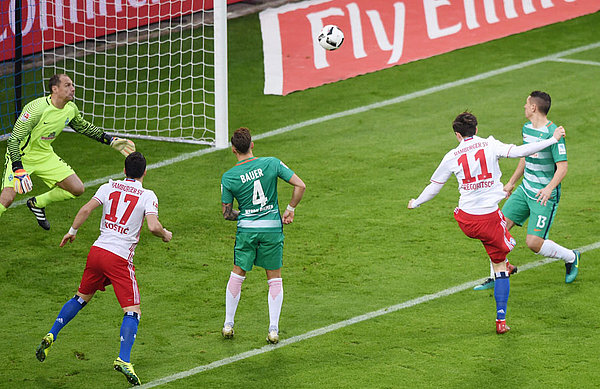 Michael Gregoritsch erzielt das 1:0 gegen Werder Bremen.