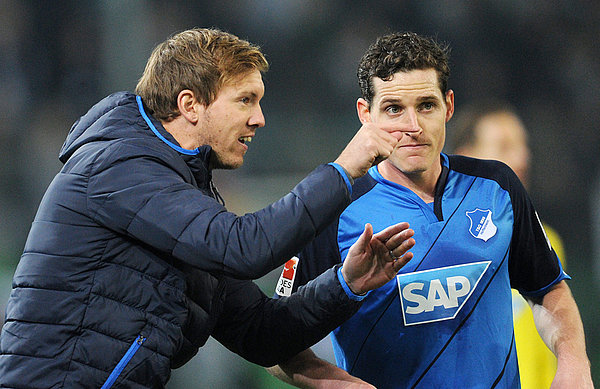 Julian Nagelsmann gibt Sebastian Rudy Anweisungen im Spiel.