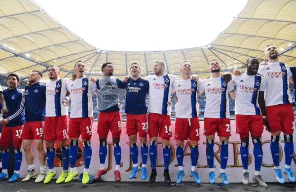 Kittel & Co. feierten nach dem Spielende gemeinsam mit den Fans ihren verdienten 3:0-Heimsieg. Kittel & Co. feierten nach dem Spielende gemeinsam mit den Fans ihren verdienten 3:0-Heimsieg.