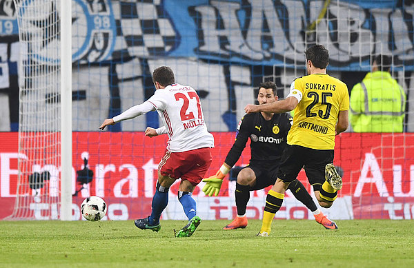 Nicolai Müller trifft gegen Roman Bürki ins Tor.