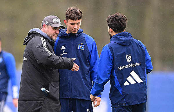 Cheftrainer Steffen Baumgart mit Nachwuchsstürmer Otto Stange und Mittelfeldspieler Immanuel Pherai (v.l.).