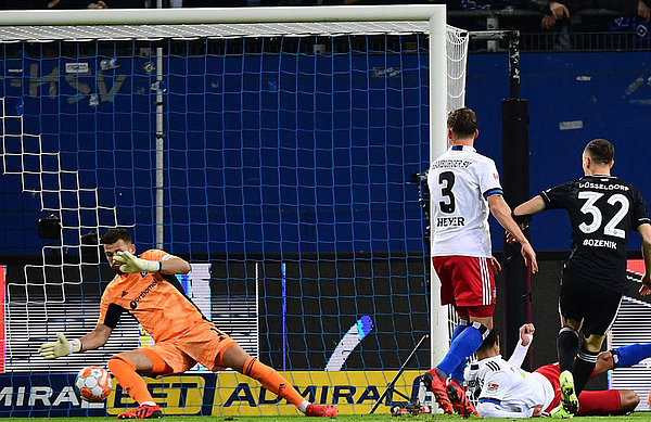 he equaliser: Düsseldorf's Bozenik finds the tiny gap and puts the ball into the far corner for 1:1.