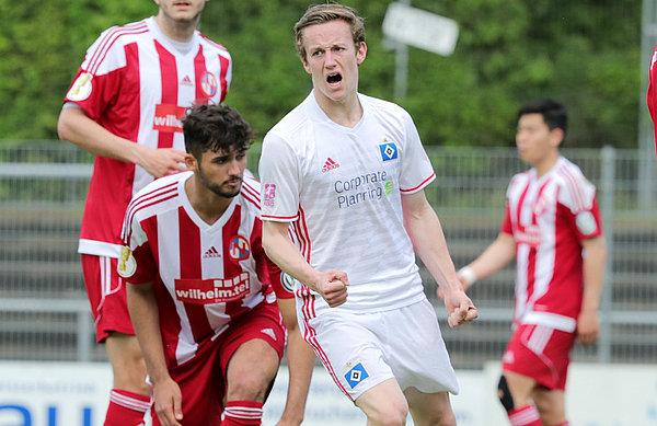 Jonas Behounek (M.) erzielte seinen zweiten Saisontreffer für die U21 des HSV. Jonas Behounek (M.) ballt die Faust und freut sich über sein Tor gegen Norderstedt.