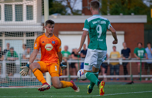 HSV-Keepepr Morten Behrens (l.) pariert einen Ball vom Werder-Angreifer.