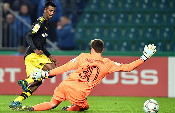 Alexander Brunst versucht den Schuss von BVB-Stürmer Alexander Isak zu halten.