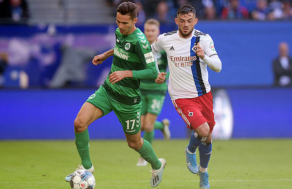 Branimir Hrgota war an 13 der 37 Fürther Saisontreffer direkt beteiligt (neun Tore, vier Vorlagen) und spielt eine elementare Rolle im Offensivspiel beim "Kleeblatt". Hrgota im Zweikampf mit Leibold.
