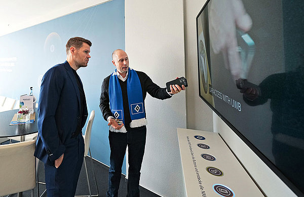 Interaktionen vor Ort: NXP-Geschäftsführer Torsten Spinty erklärt HSV-Vorstand Eric Huwer die Möglichkeiten der NXP-Technologie in der Lounge. Interaktionen vor Ort: NXP-Geschäftsführer Torsten Spinty erklärt HSV-Vorstand Eric Huwer die Möglichkeiten der NXP-Technologie in der Lounge.