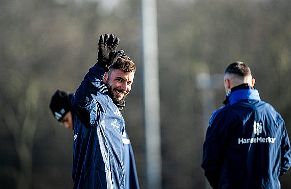 Voller Vorfreude in die Trainingswoche vor dem Rückrundenstart gegen den 1. FC Köln: Marco Richter und die Rothosen sind zurück im winterlichen Volkspark und packen direkt an. Voller Vorfreude in die Trainingswoche vor dem Rückrundenstart gegen den 1. FC Köln: Marco Richter und die Rothosen sind zurück im winterlichen Volkspark und packen direkt an.