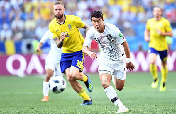 Bei der WM kam Hee-chan Hwang in allen drei Spielen, unter anderem gegen Schweden, zum Einsatz. Hee-chan Hwang sprintet im Nationaltrikot den Ball hinterher.