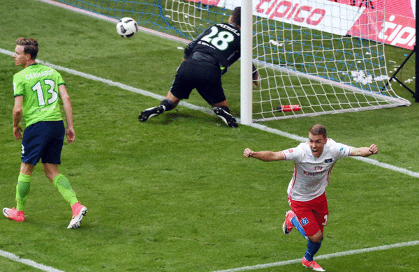 Drin, das Ding - und der HSV in der ersten Liga! Luca Waldschmidt hat die Kostic-Flanke eingeköpft und bringt damit das Volksparkstadion zur Explosion.