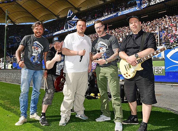 Die Band Abschlach steht vor der Nordtribüne.