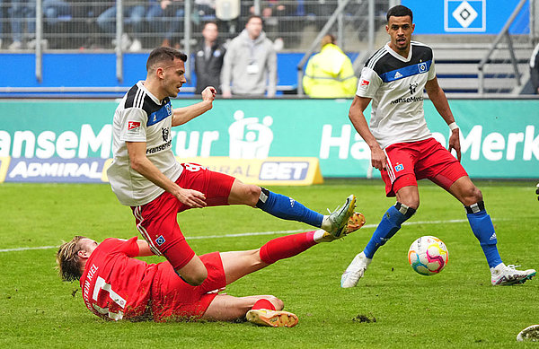 Am Ende bekamen die Kieler doch immer noch einen Fuß dazwischen und hielten - wie hier gegen Benes und Glatzel - schlussendlich ihren Kasten sauber.