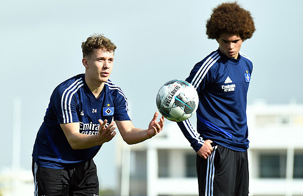 Sowohl Anssi Suhonen (l.) als auch Jonah Fabisch haben bei Dieter Hecking in Lagos einen guten Eindruck hinterlassen. Genauso wie Travian Sousa bleiben die U19-Youngster für die Profis auf dem Schirm. Anssi Suhonen wirft den Ball, Jonah Fabisch schaut zu.