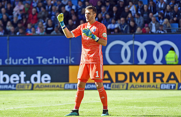 Daniel Heuer Fernandes verhinderte mit einer Glanztat gegen Tobias Mohr einen zwischenzeitlichen Ausgleich. Daniel Heuer Fernandes im Heimspiel gegen Fürth.