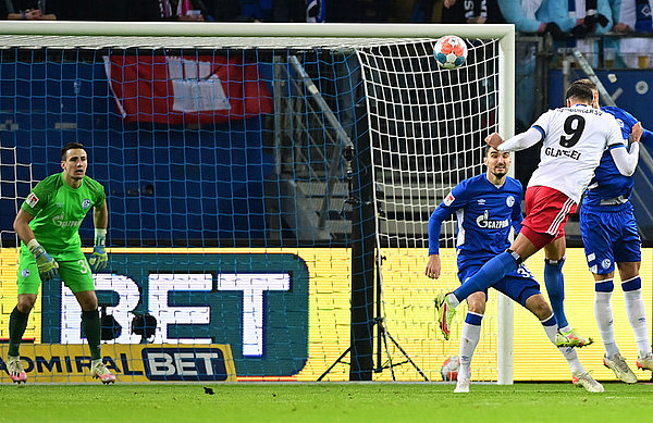 Drin! Robert Glatzel köpft die Ecke von Sonny Kittel unnachahmlich in den linken Torwinkel und bringt den HSV bereits in der 2. Spielminute in Führung.