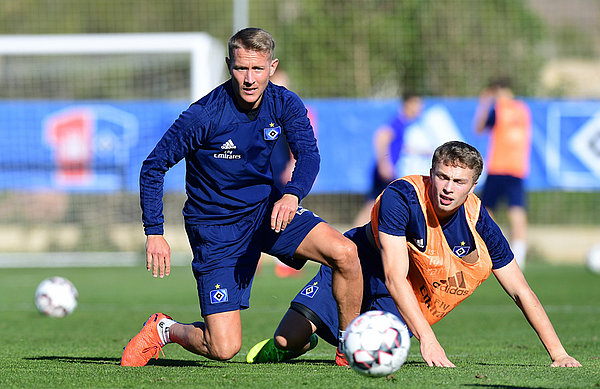 Lewis Holtby and Fiete Arp battle for the ball in training.