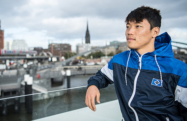 Der Südkoreaner fühlt sich in der Hansestadt heimisch - trotzdem spielt die Heimat in Asien eine große Rolle für den Angreifer. Hee-chan Hwang steht im Hamburger Hafen.