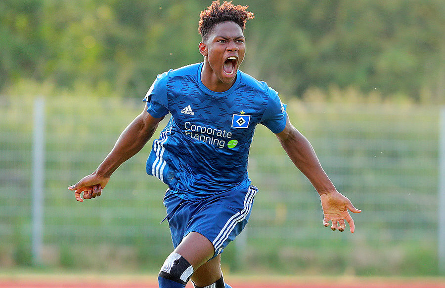 U17-Spieler Faride Alidou freut sich über sein Tor zum 1:0. 