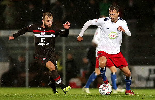 Matti Steinmann (r.) war im Zentrum Dreh- und Angelpunkt des HSV-Spiels.