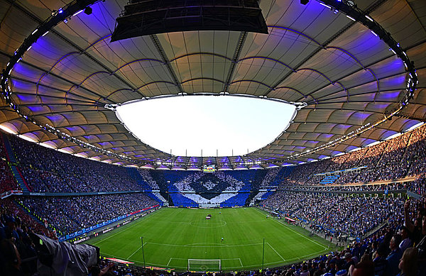 Die Fans, die ihrem Team eine großartige Choreo geschenkt hatten, trugen ihre Mannschaft durch die gesamte Spieldauer und feierten sie nach Spielende minutenlang. Gänsehautmomente!