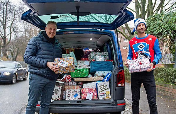 Übergaben gemeinsam die Geschenke im Ronald McDonald Haus Hamburg-Eppendorf: Thorsten Raquet (l., Geschäftsführer q.beyond AG) und HSV-Sportvorstand Jonas Boldt (r.). Übergaben gemeinsam die Geschenke im Ronald McDonald Haus Hamburg-Eppendorf: Thorsten Raquet (l., Geschäftsführer q.beyond AG) und HSV-Sportvorstand Jonas Boldt (r.).
