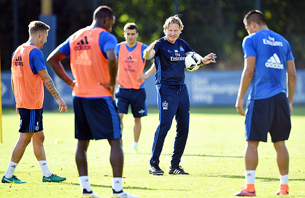 Markus Gisdol hält eine Ansprache im Training.