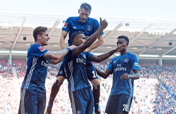 Großer Jubel: nach Hunts Freistoß schlägt Walace eiskalt zu und trifft volley zum 1:1.