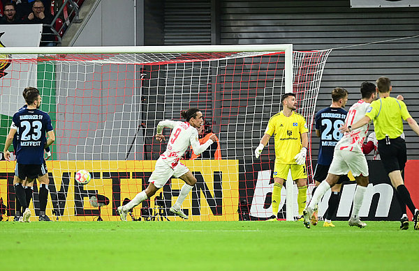 Der Anfang vom Ende: Leipzigs Yussuf Poulsen sorgt per Doppelschlag in der 33. und 36. Minute für die 2:0-Führung des Titelverteidigers.