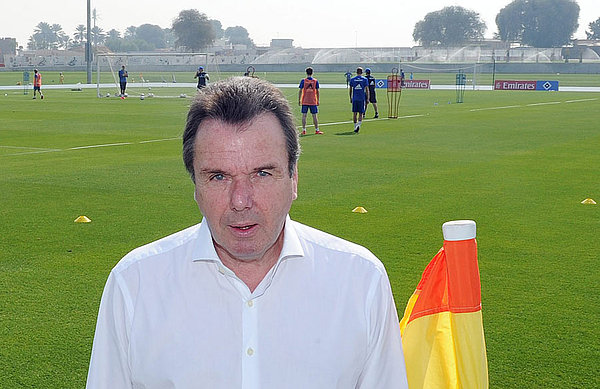 Heribert Bruchhagen steht am Trainingsplatz in Dubai.