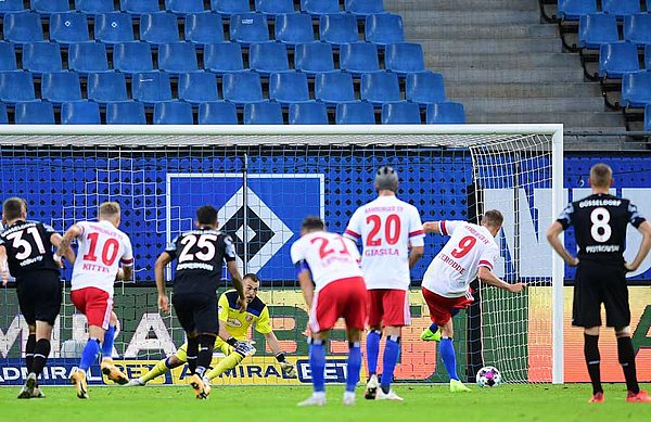 Der Elfmeter, der die verdiente 1:0-Führung brachte: Simon Terodde schiebt flach unten rechts ein.