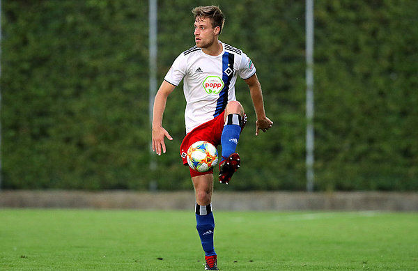 Henrik Giese und die U21 reisen am Sonntag zum VfB. Henrik Giese Ball am Fuß.