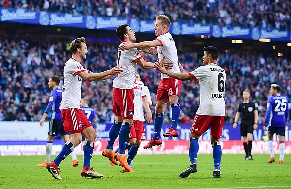 Die Spieler bejubeln ein Tor gegen Schalke.