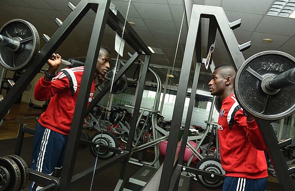 Bakery Jatta trainiert im Fitnessstudio mit schweren Hanteln.