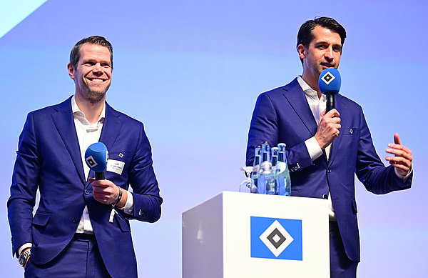 Die Vorstände Eric Huwer (li.) und Jonas Boldt begrüßten mit unterhaltsamen Beiträgen die rund 500 Gäste im Grand Elysée. Die Vorstände Eric Huwer (li.) und Jonas Boldt begrüßten mit unterhaltsamen Beiträgen die rund 500 Gäste im Grand Elysée.