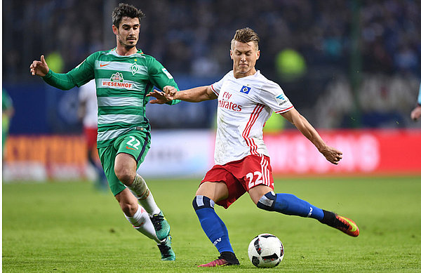 Matthias Ostrzolek once again played well in front fo the back four. Matthias Ostrzolek crosses againt Werder Bremen.