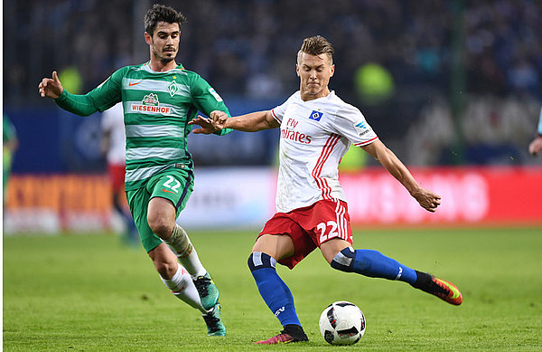 Matthias Ostrzolek crosses againt Werder Bremen.