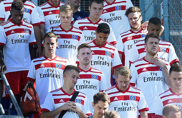Jonas Behounek geht zusammen mit seinen Mitspielern zum Training.