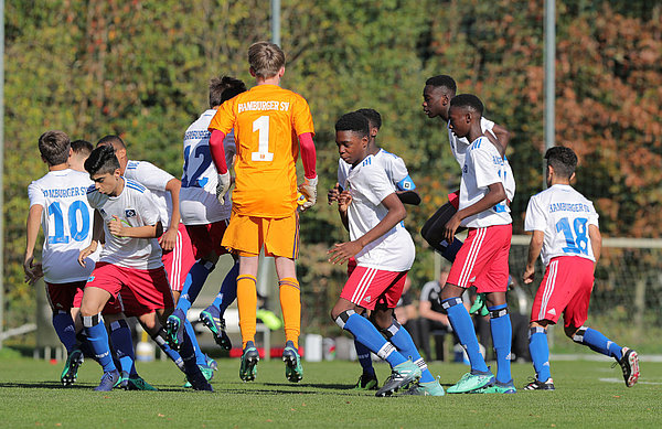 Der Torhunger bei der U15 ist groß. Vergangene Woche besiegte die U15 den JFV Nordwest mit 6:0. Die U15 im Aufwärmkreis.