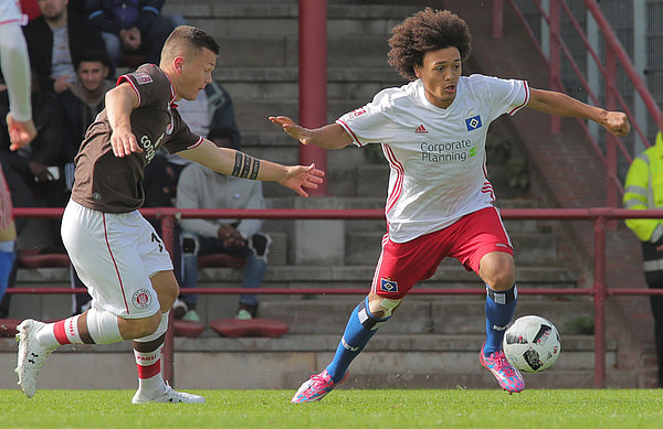 Gillian Jurcher erzielte mit einem tollen Tor den wichtigen Ausgleich gegen St. Pauli. Gillian Jurcher im Dribbling.