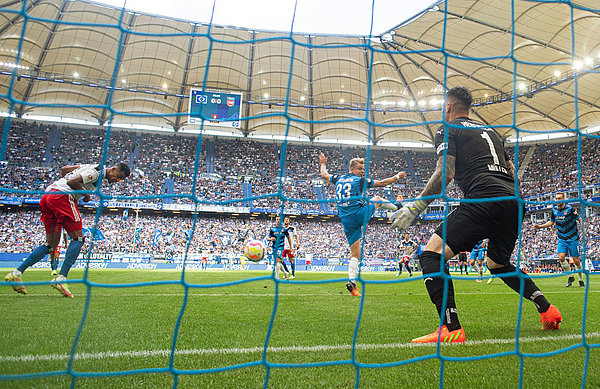 Die Führung der Hamburger: HSV-Torjäger Robert Glatzel köpft die Muheim-Flanke aus zentraler Position zum 1:0 ins lange Eck des Heidenheimer Kastens.