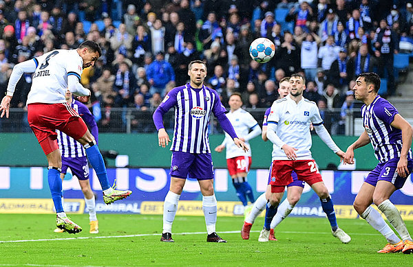 Die Führung: Glatzel steht goldrichtig und köpft die butterweiche Hereingabe Kittels zum 1:0 ein.