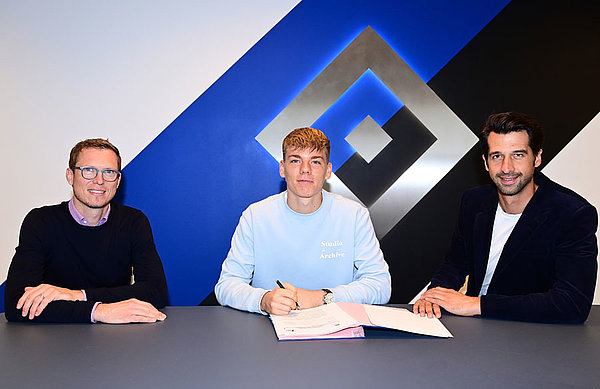 Young Keeper Leo Oppermann signing his first pro contract on Wendesday