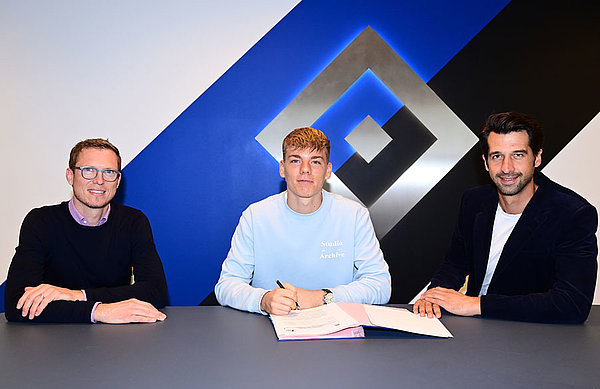 Vertrauen der sportlichen Leitung: Vorstand Jonas Boldt (re.) und Sportdirektor Michael Mutzel (li.) bei der Vertragsunterschrift mit Leo Oppermann. Vertrauen der sportlichen Leitung: Vorstand Jonas Boldt (re.) und Sportdirektor Michael Mutzel (li.) bei der Vertragsunterschrift mit Leo Oppermann.