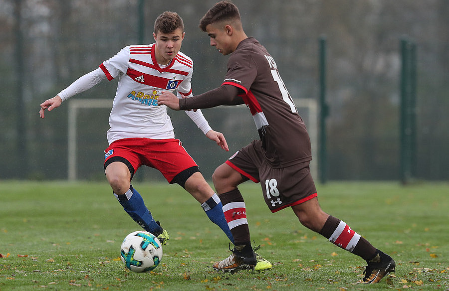 Defensivspieler Dimitri Moor (l.) blieb mit seinem Team zu vierten Mal in dieser Saison ohne Gegentor.