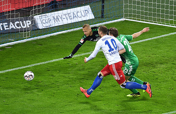 Pierre-Michel Lasogga befindet sich in einer guten Verfassung. Gegen den Stadtrivalen soll das nötige Quäntchen Glück im Abschluss wieder zurückkehren. Pierre-Michel Lasogga schießt im Duell gegen Fürths Keeper Burchert links am Pfosten vorbei.